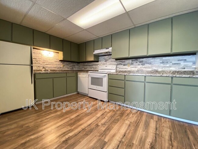 Building Photo - 1401-142B 2b St S