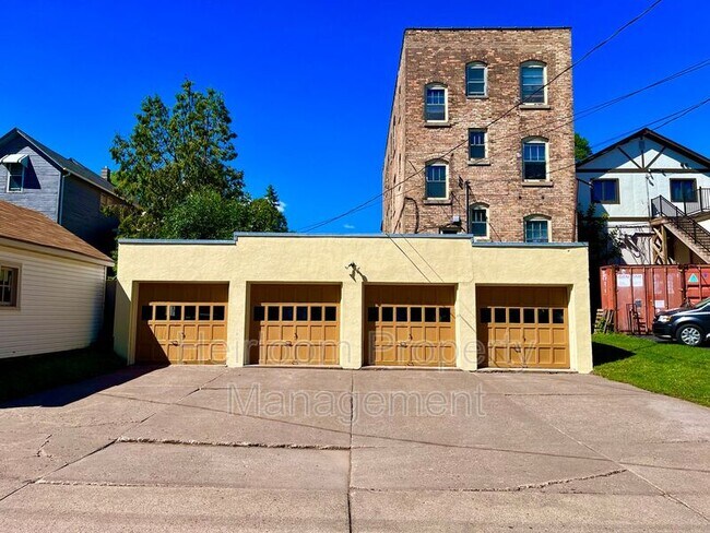 Building Photo - 1026 E 4th St