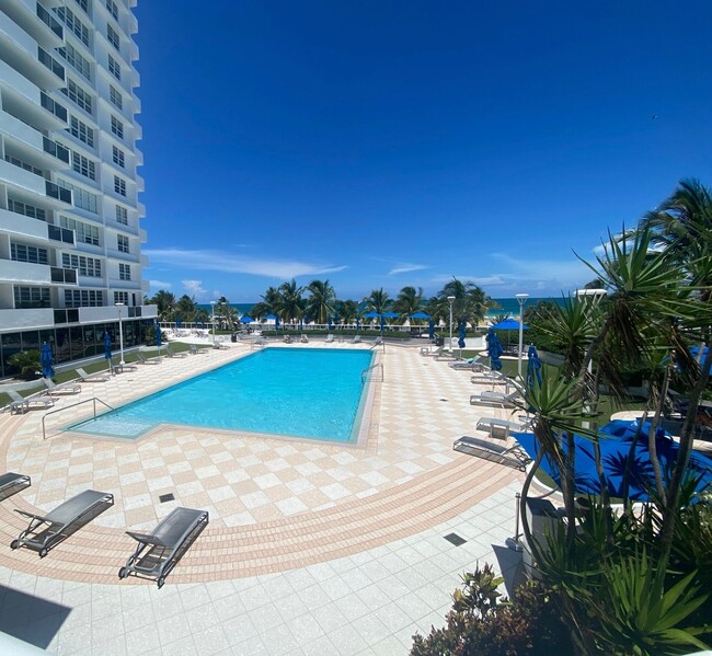 Piscina con terraza - 100 Lincoln Rd