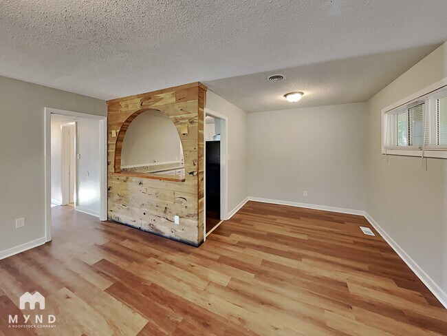 Building Photo - 440 Burgundy Rd