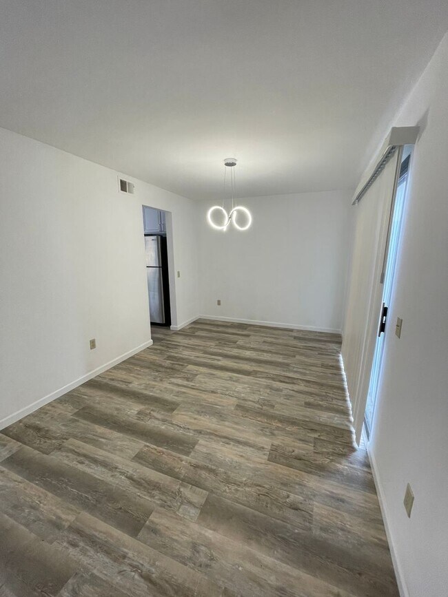 Foto del edificio - Absolutely stunning remodeled 3 bedroom 2 and half bathroom home in the heart of Mira Mesa!