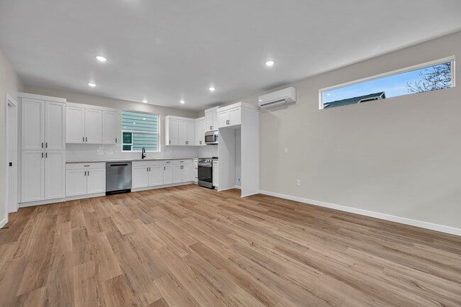 Building Photo - Move In Special Up to 3 Month's Free- Newb...