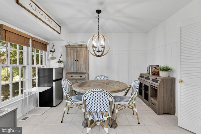 Foto del edificio - 5144 Woodmire Ln