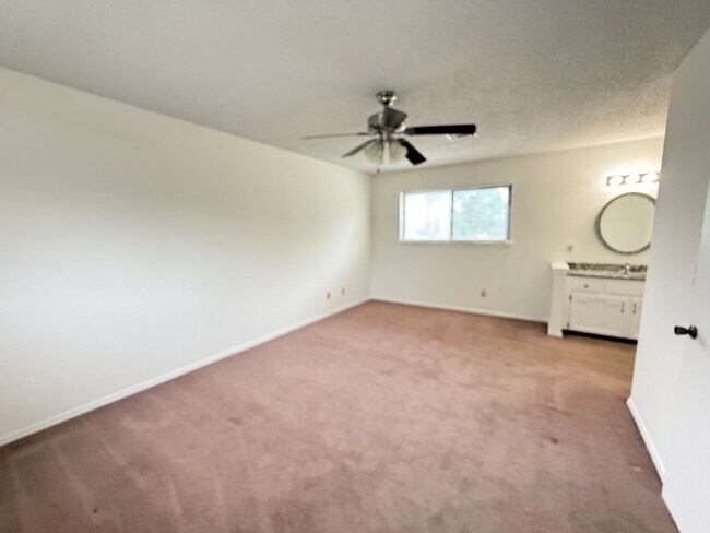 Foto del edificio - 3 Bedroom Duplex: One bed Downstairs, 2 large bedrooms upstairs
