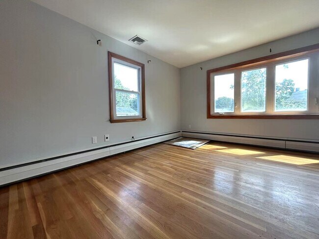 Foto del edificio - 122 Running Brook Rd