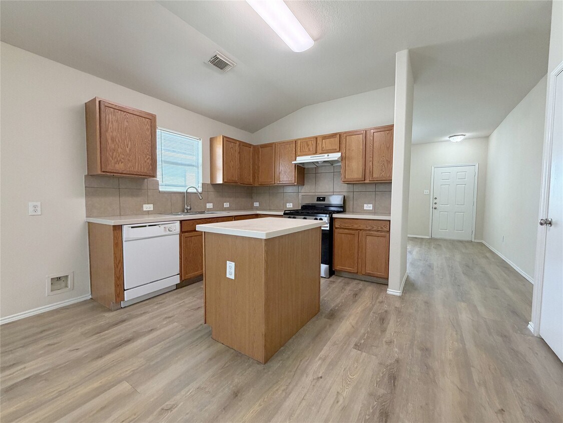 Building Photo - 24522 Lakecrest Village Dr