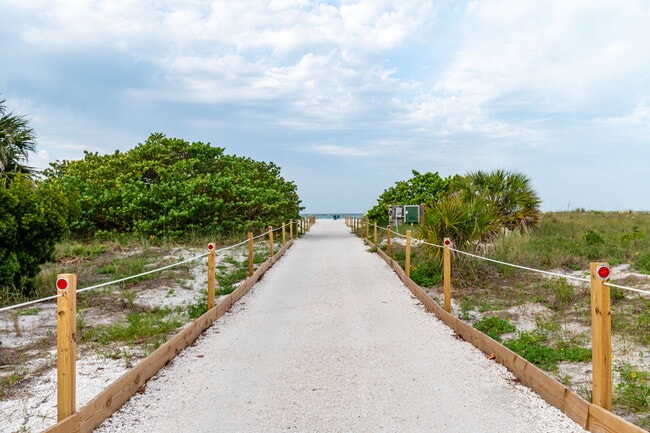 Building Photo - 680 71st Ave N