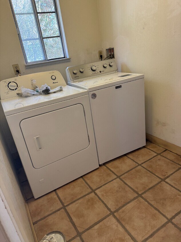 Building Photo - Spacious 2-Bedroom Condo in Prime Santa Clara Location - 2 Car parking spots included, in-unit la...