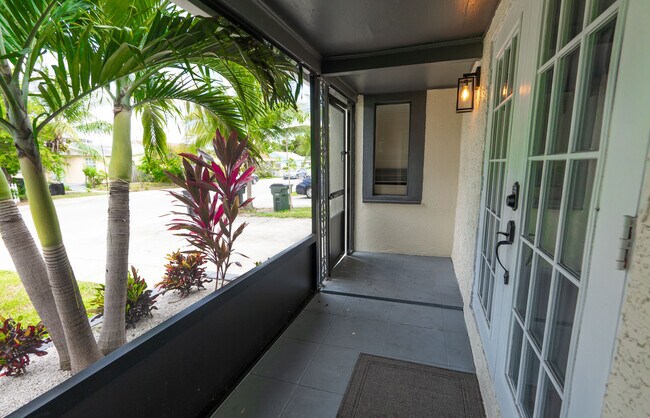 screened in covered entry - 717 N E St
