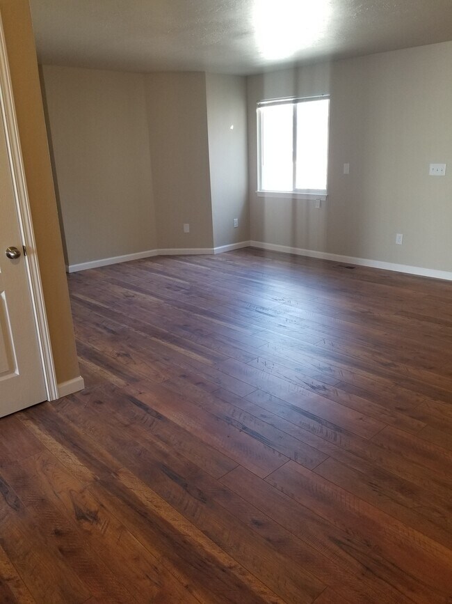 Foto del edificio - Large 4 bedroom, 2.5 bath duplex