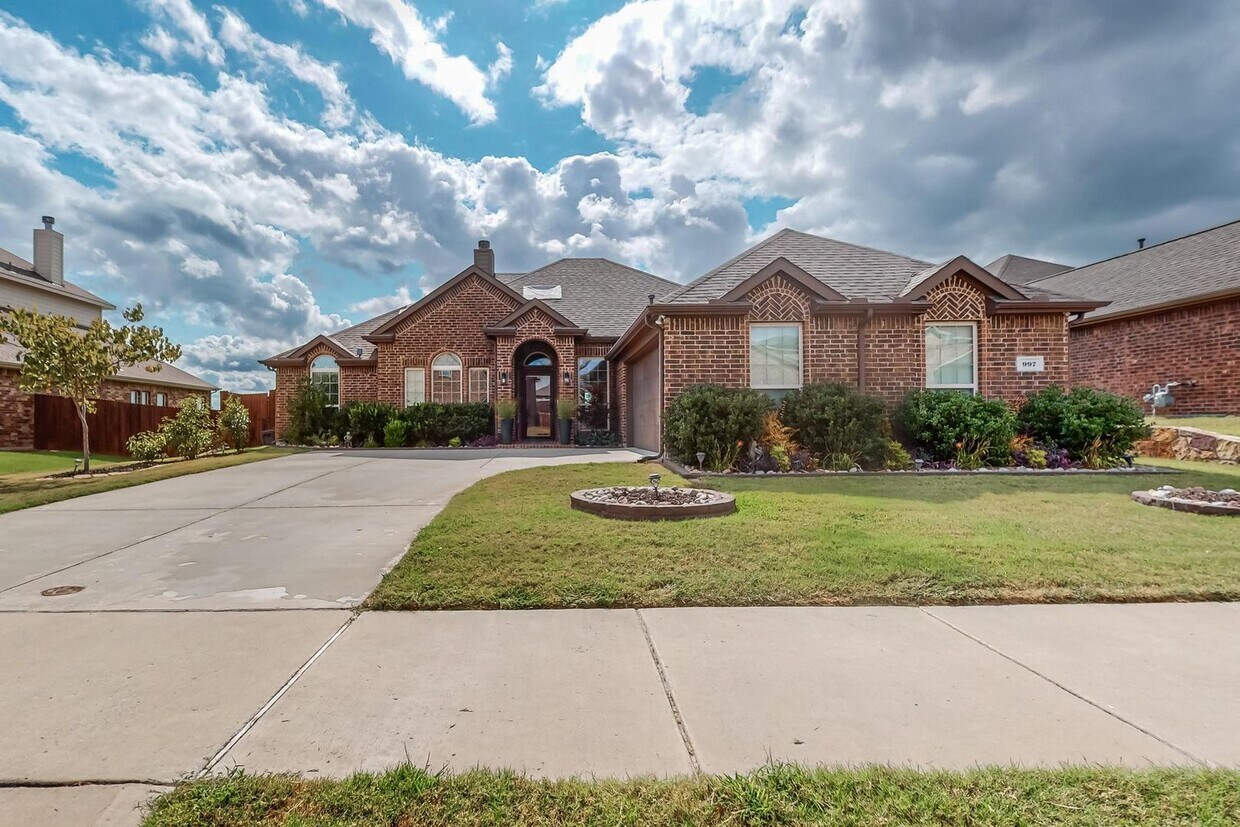 Primary Photo - Lakeview Bliss: Your Dream Home Awaits! Co...