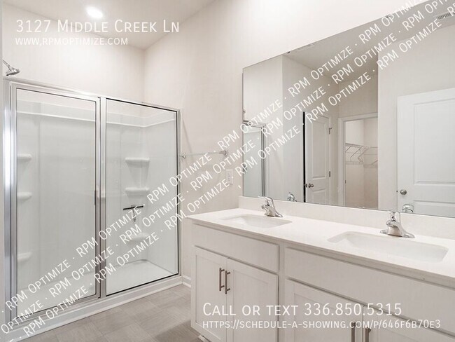 Foto del edificio - 3127 Middle Creek Ln