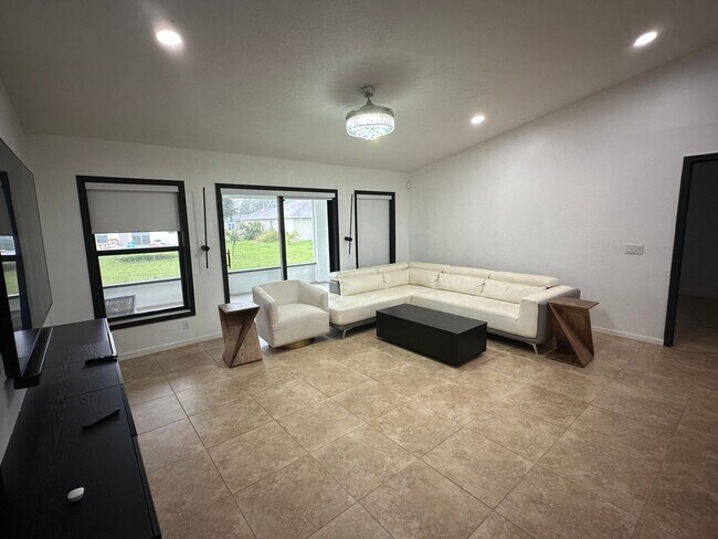 Foto del edificio - Modern 3-Bedroom Single-Family Home for Re...
