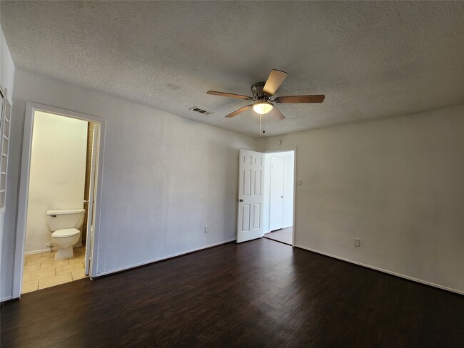 Foto del edificio - 2446 Autumn Springs Ln