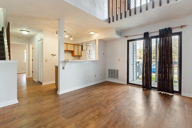 Foto del edificio - 2 Bed/2 Bath with loft. Close to Campus On bus line.