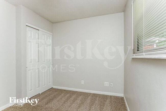 Building Photo - 3903 Lexington Dr