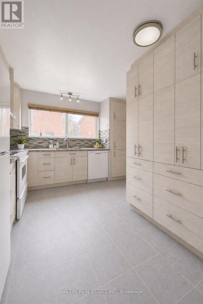 Photo du bâtiment - 25 Romfield Circuit