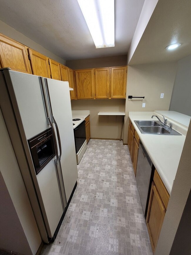 Building Photo - Great Townhome in a Gated Community