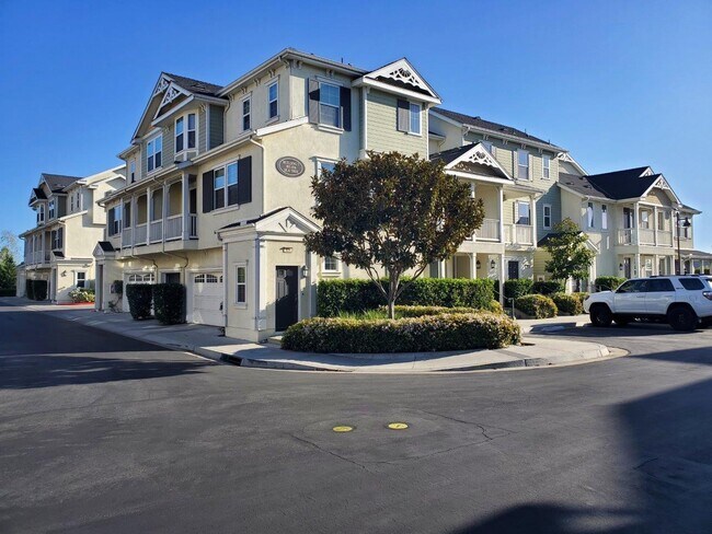 Building Photo - 830 Silk Tree