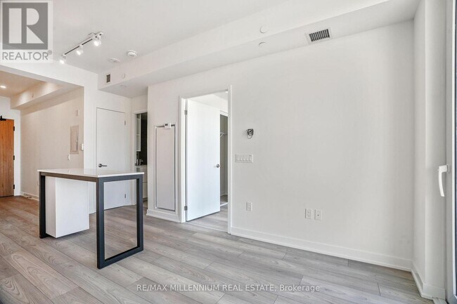 Building Photo - 1 Fairview Rd E