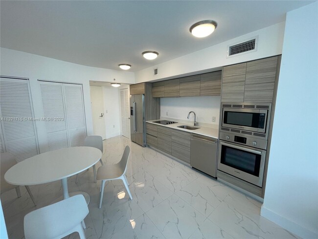 Foto del edificio - 6620 Indian Creek Dr