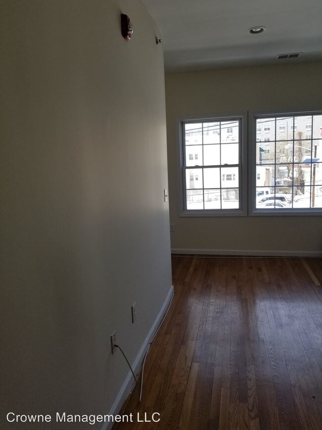 Building Photo - 2 br, 1 bath Apartment - 342 Randolph Ave.
