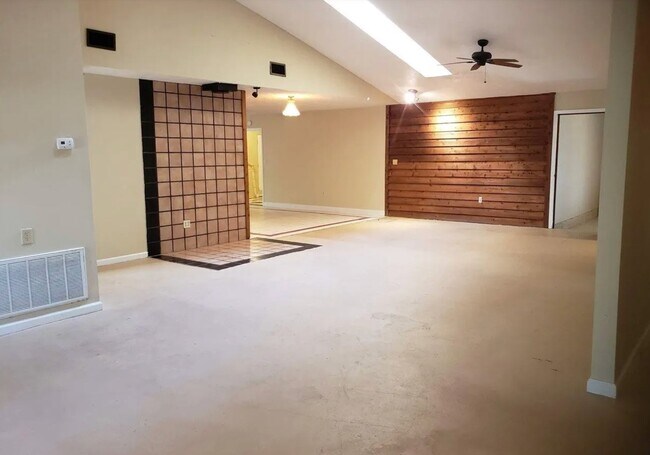 Building Photo - 3060 Robertson Rd