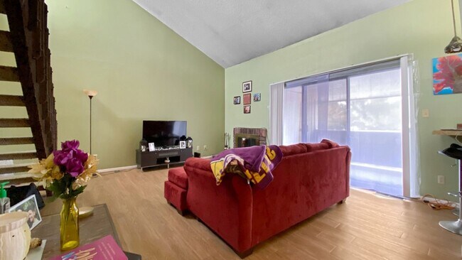 Foto del edificio - 2105 Melrose Dr