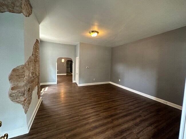 Building Photo - 2211 Kemper Ln