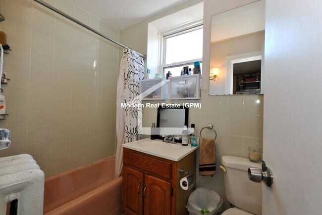 Foto del edificio - No Brokers Fee, Heat, Hot Water Included, Steps from Bust Stop and may local Shops.