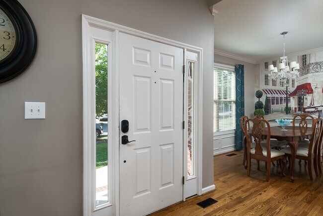 Foto del edificio - 665 Winter Hill Ln