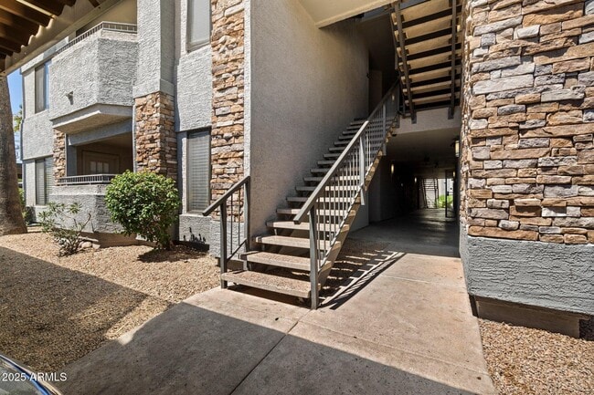 Building Photo - 2025 E Campbell Ave