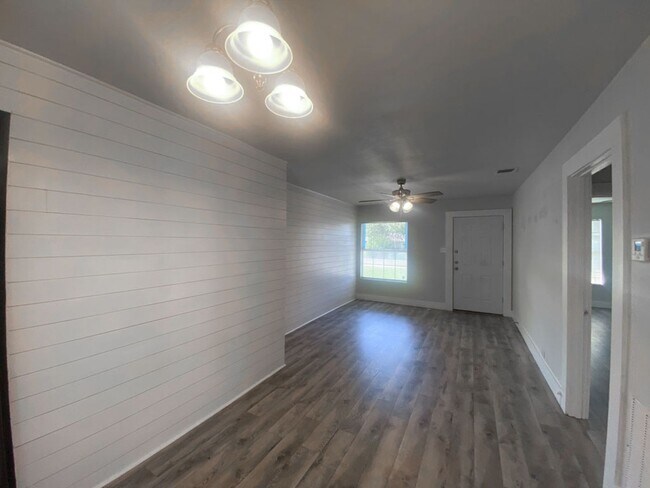 Foto del edificio - 2Bed/1Bath House for Rent! Available Now