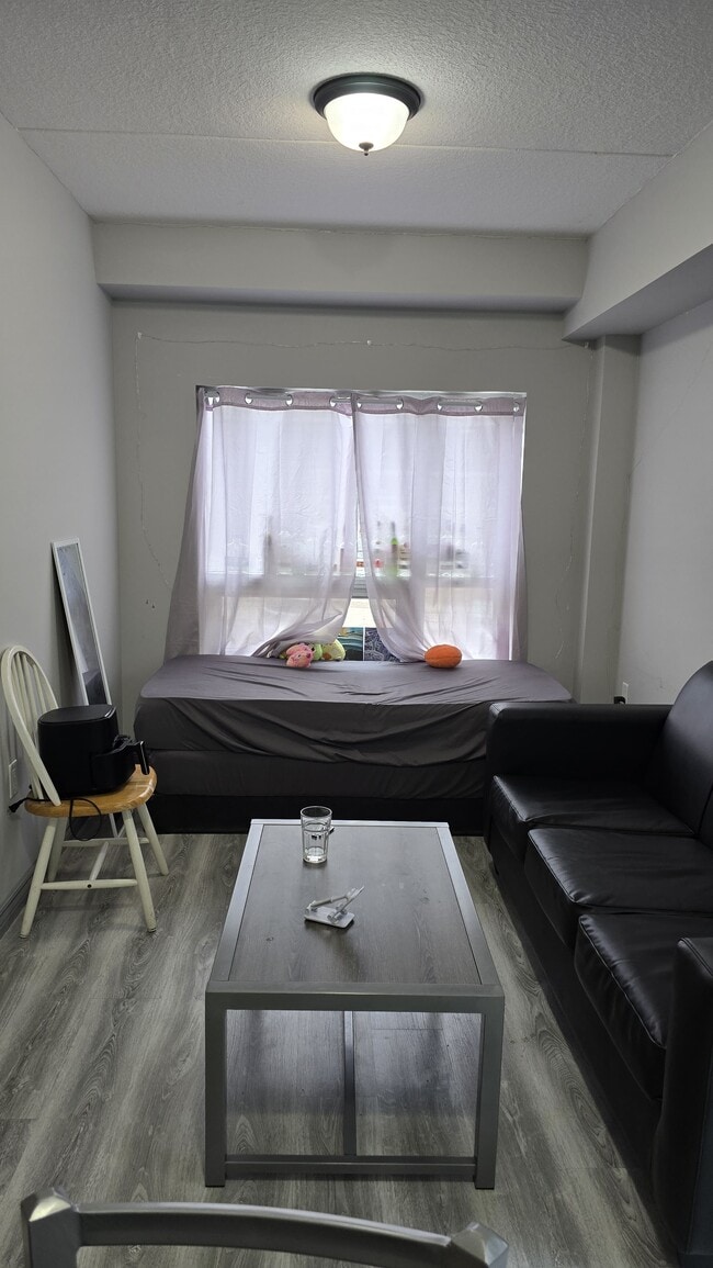 Building Photo - 275 Larch St