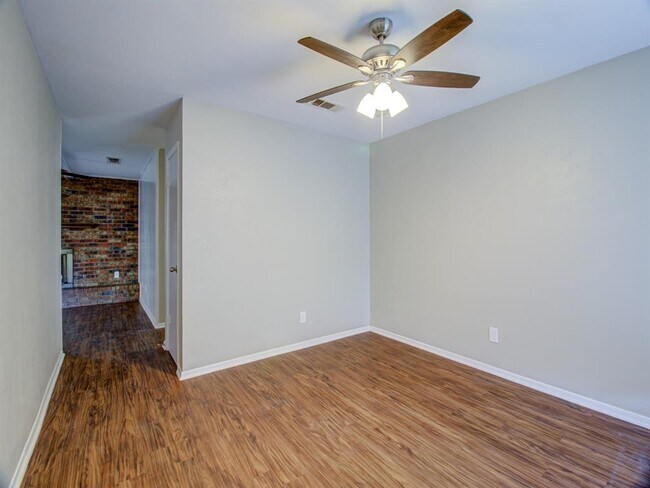 Building Photo - 404 Brockett St