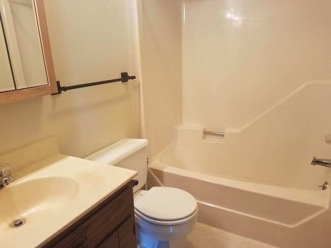 Foto del edificio - 3015 W Newport Rd