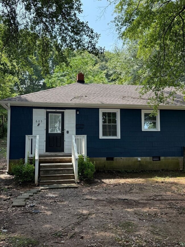 Building Photo - 605 Betty St