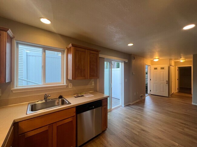 Foto del edificio - BIGGER and BETTER ONE BEDROOM in Hazelwood - Available June 1st - REMAINDER of JUNE RENT FREE - C...