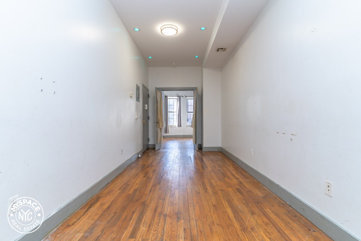 Primary Photo - 150 Grove St