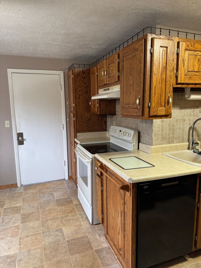 Building Photo - Great 2 Bedroom/2 Bath Duplex Unit For Lease