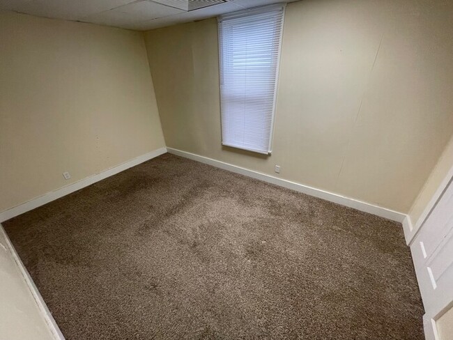 Building Photo - 2BD/1BA Single Family Home