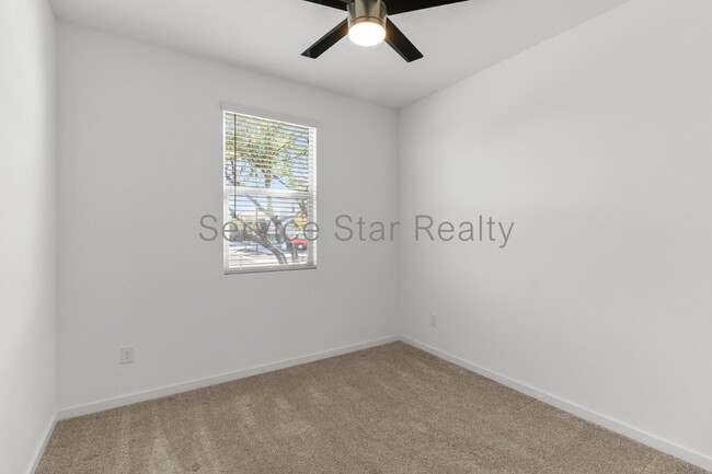 Building Photo - 13262 N 143rd Ave