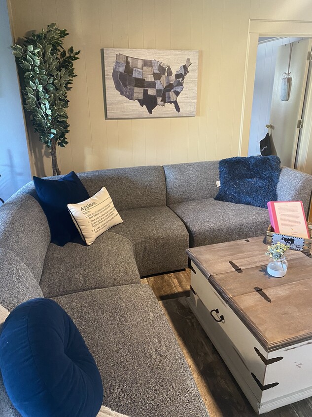 Fully Furnished Livingroom - 516 W 6th St