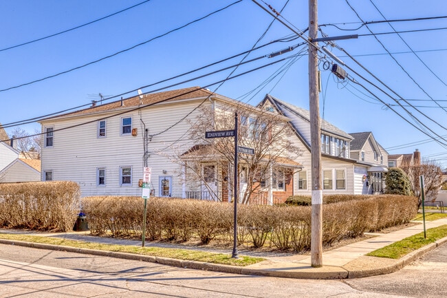 Building Photo - 37 Putnam Ave