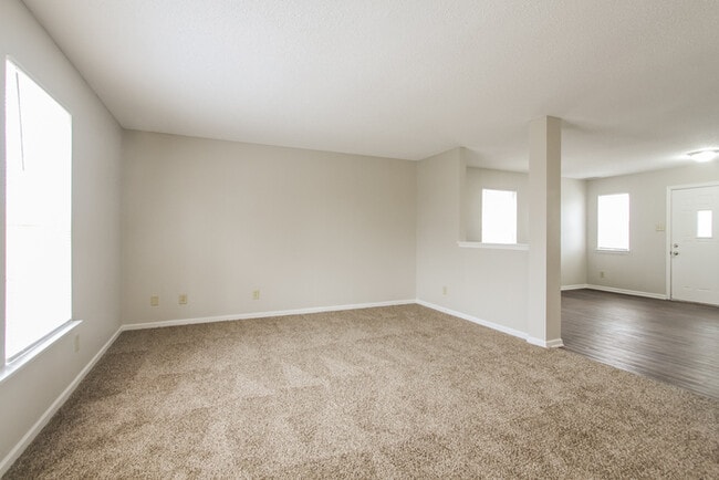 Building Photo - Charming 4 Bedroom