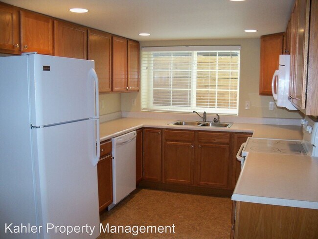 Building Photo - 3909 Sunset Dr