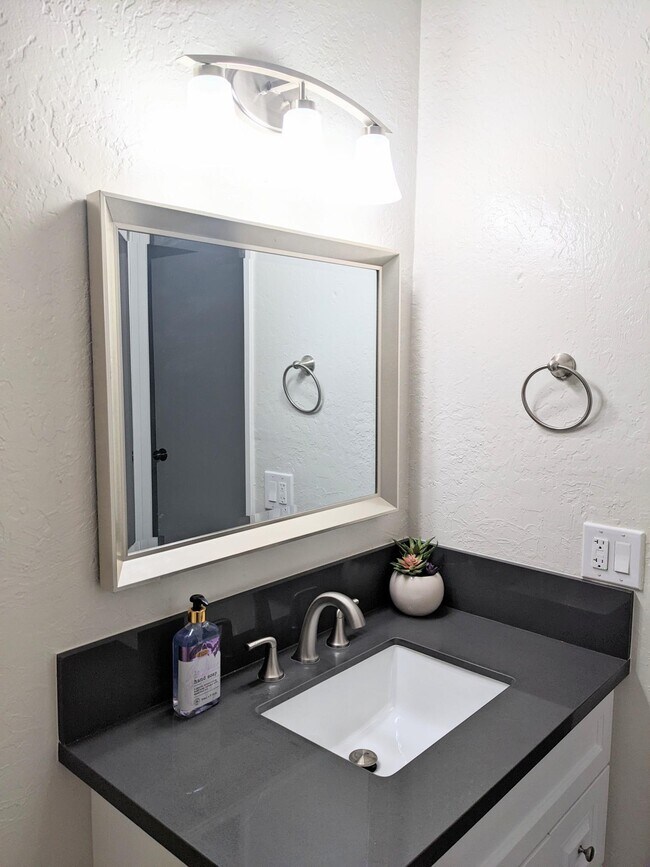 Foto del edificio - 2807 E Harbor Blvd