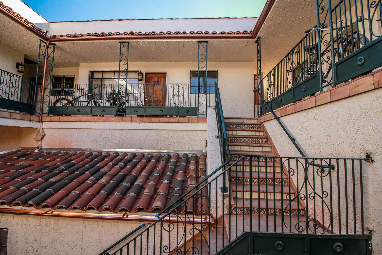 Building Photo - 131 S La Brea Ave