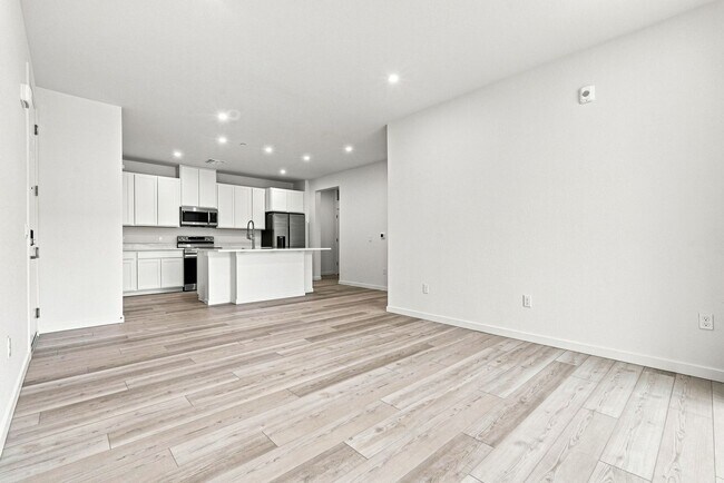 Building Photo - 6153 N Ceylon St