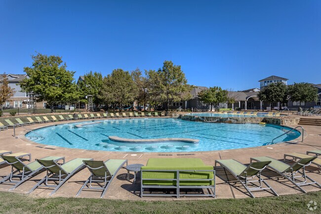 Piscina estilo resort con terraza para tomar el sol - Woodlands of College Station